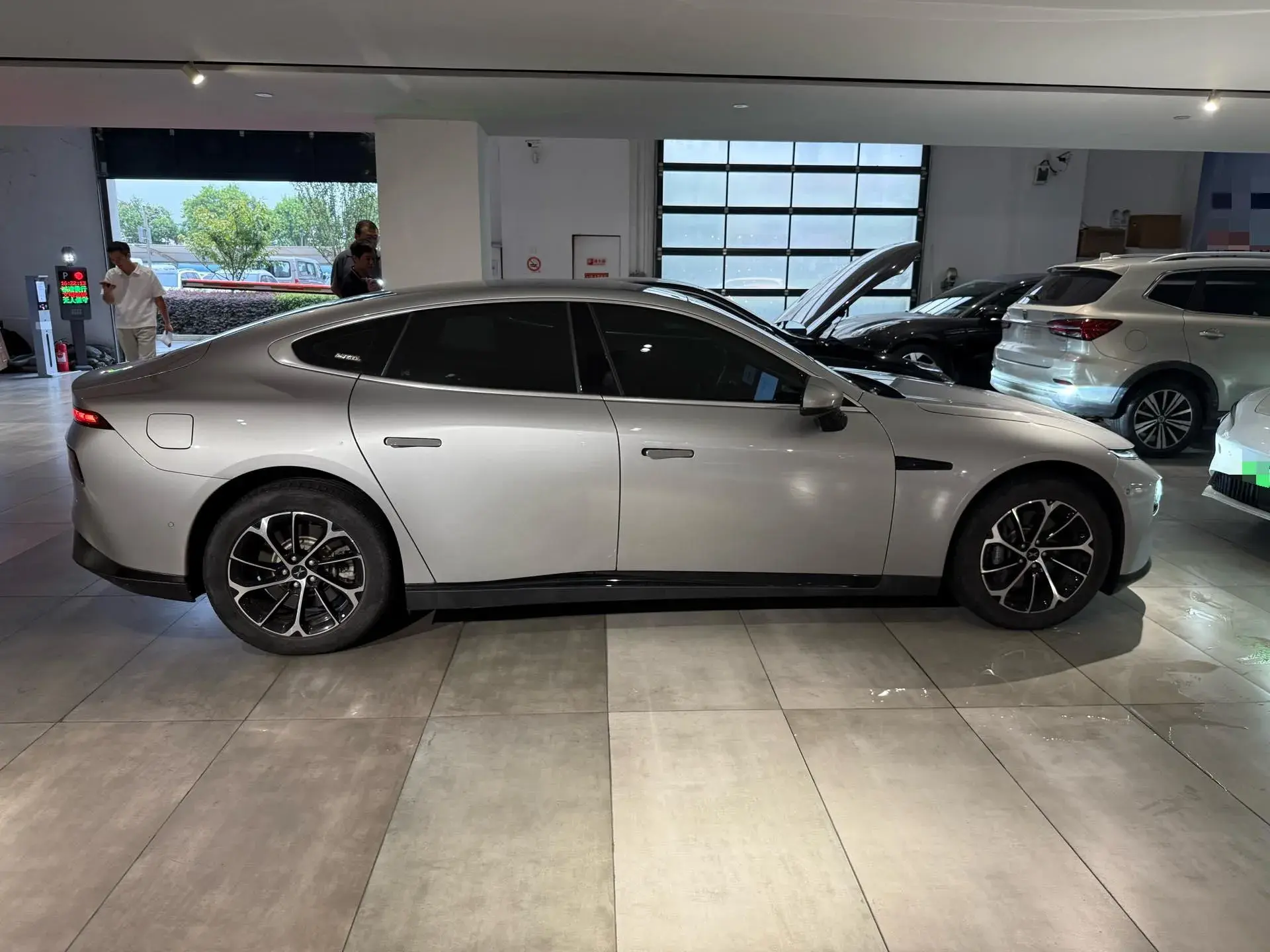 2022 XPENG P7 thumbnail 2