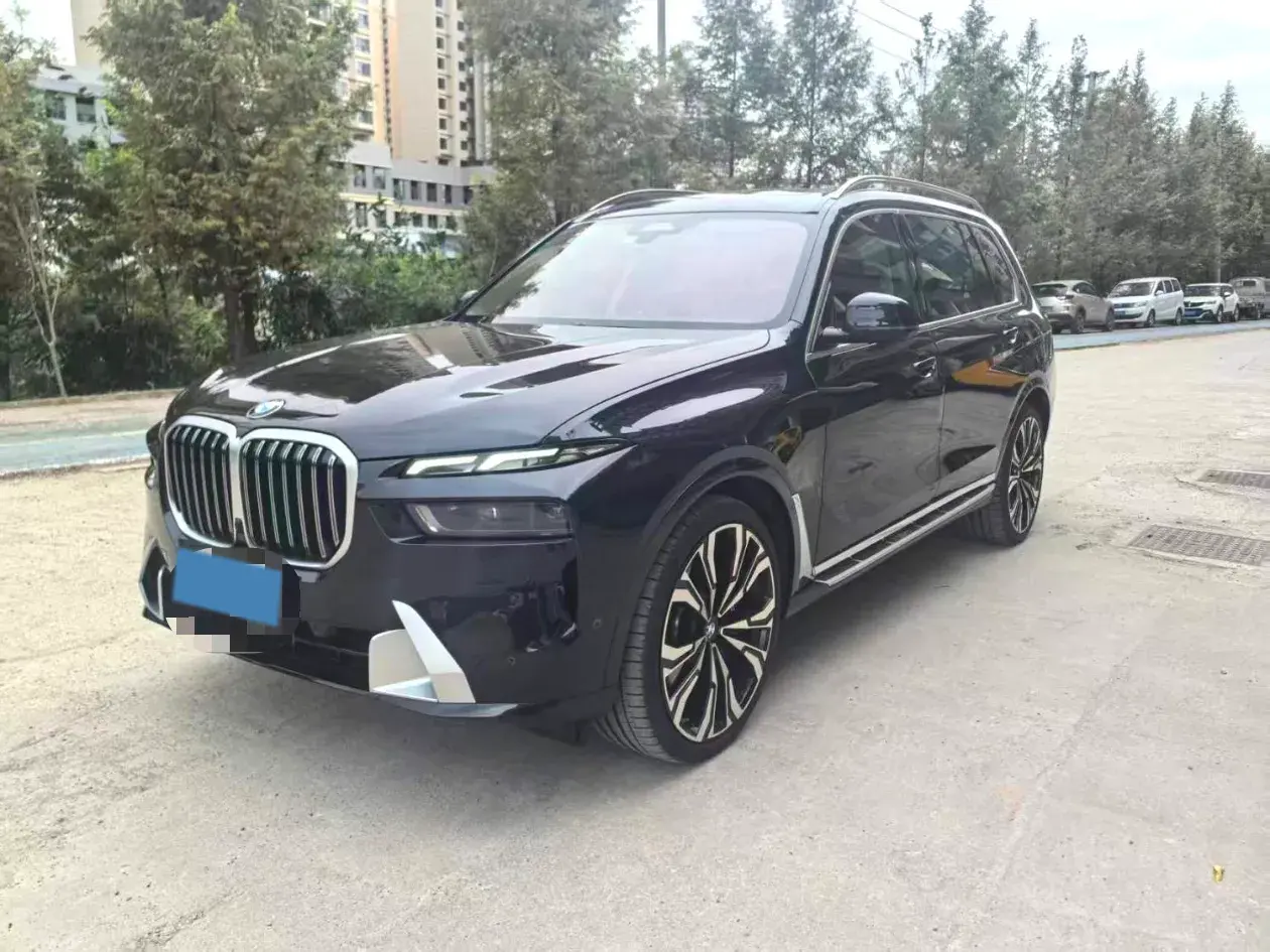 2023 BMW X7 view 1