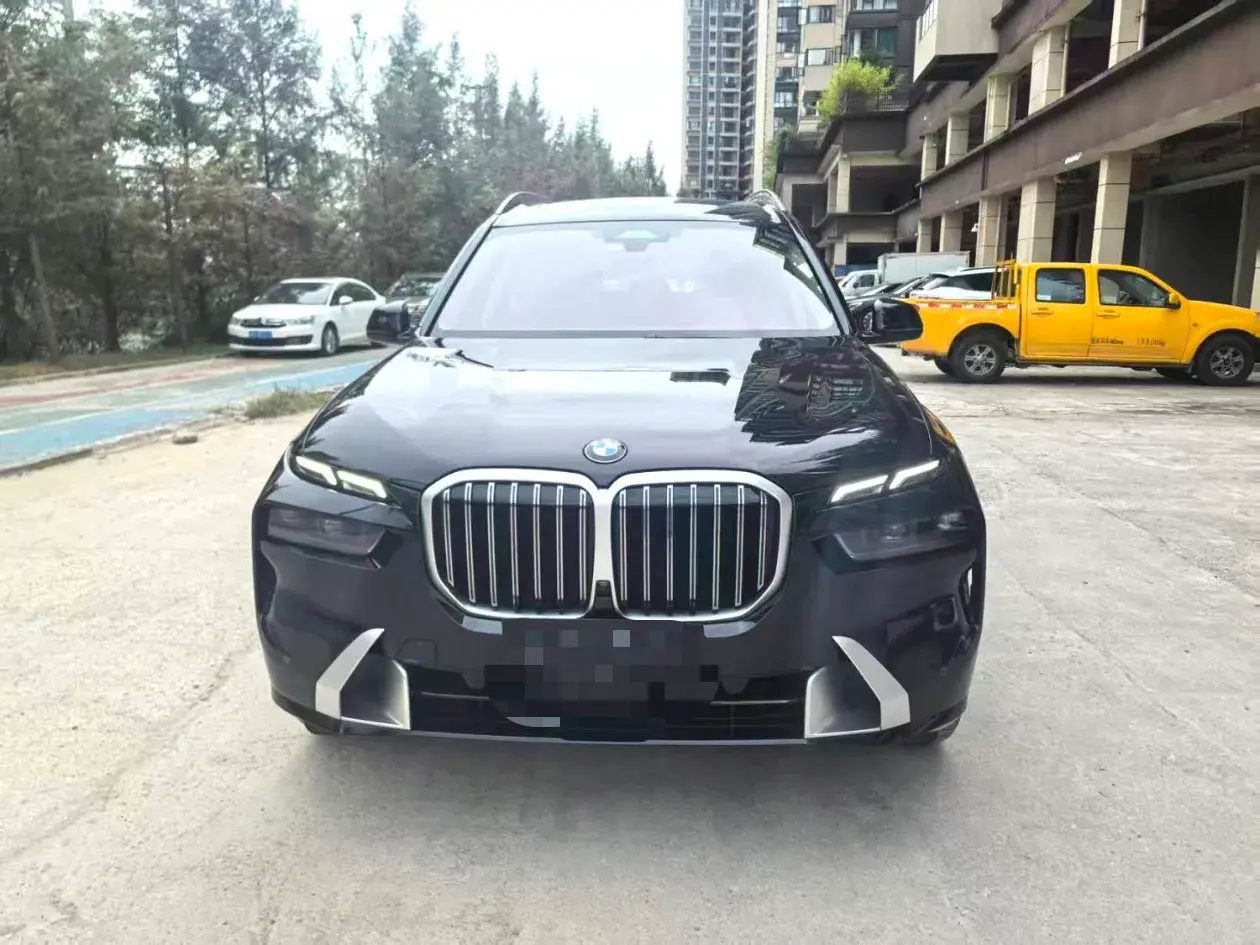 2023 BMW X7 thumbnail 2