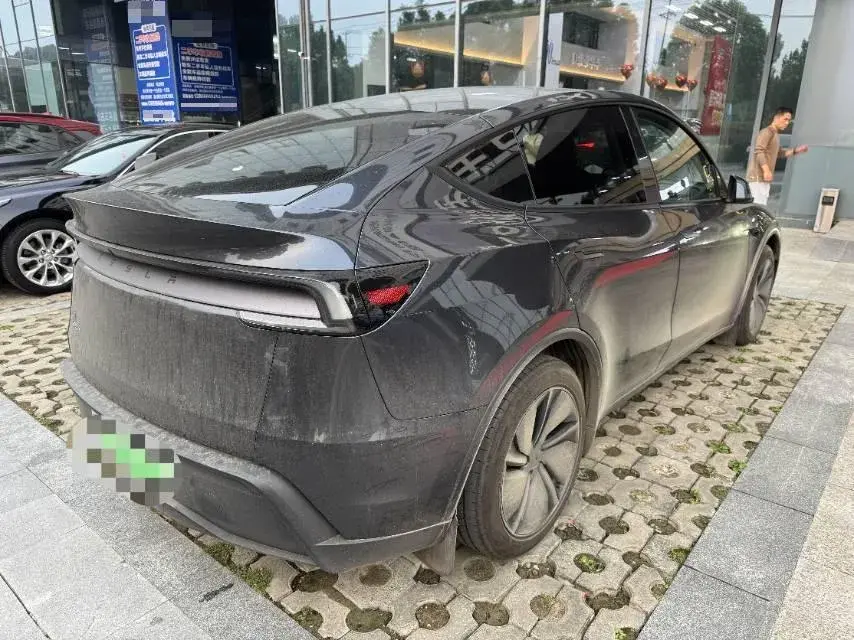 2025 TESLA MODEL thumbnail 4