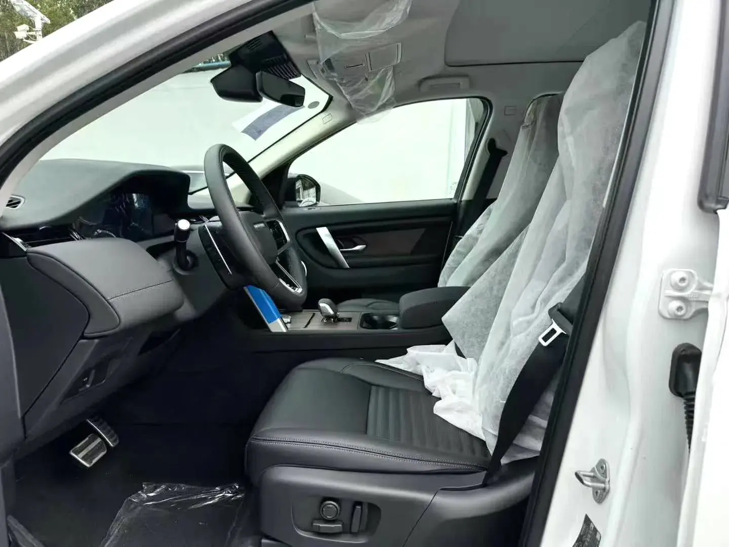 2025 LAND ROVER thumbnail 4