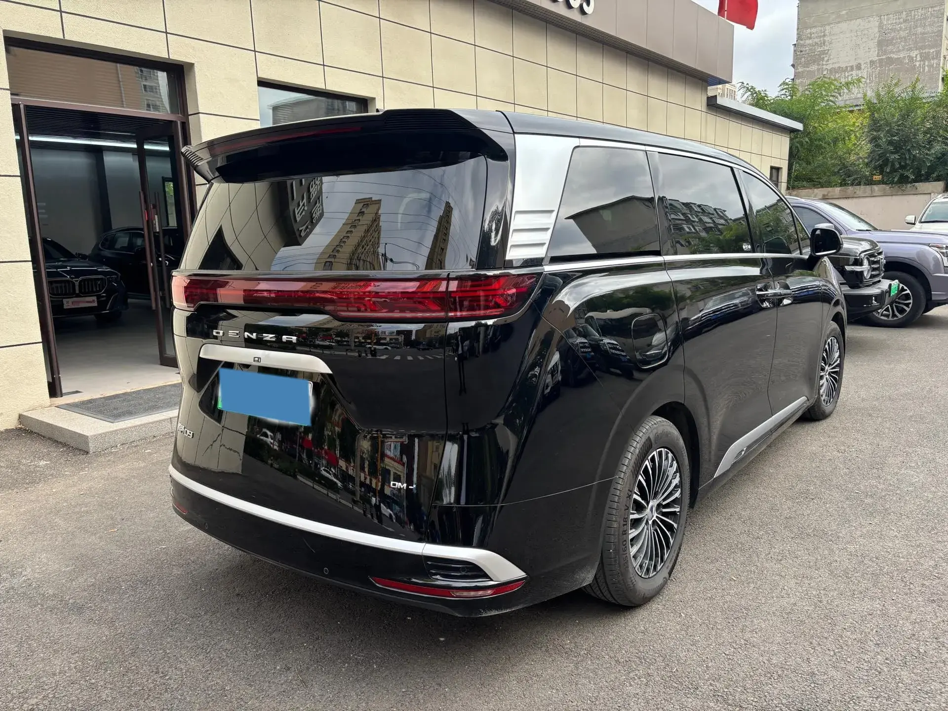 2024 DENZA D9 thumbnail 4