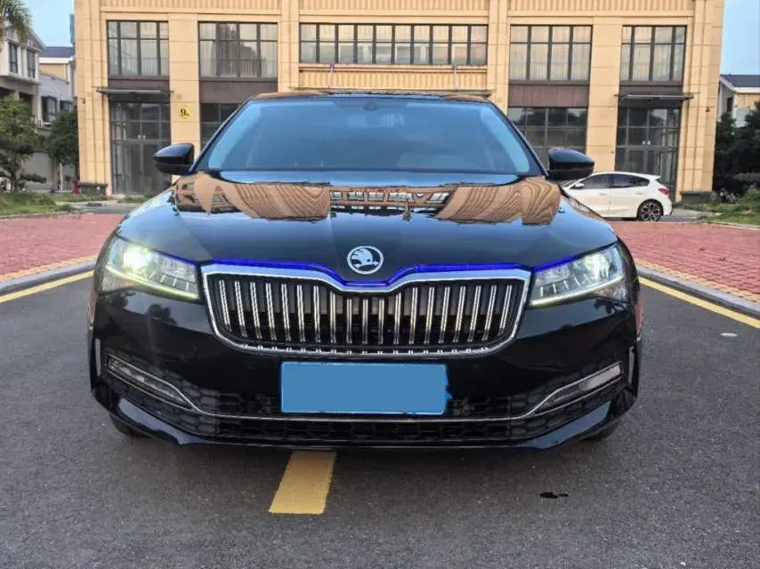 2023 SKODA SUPERB thumbnail 2