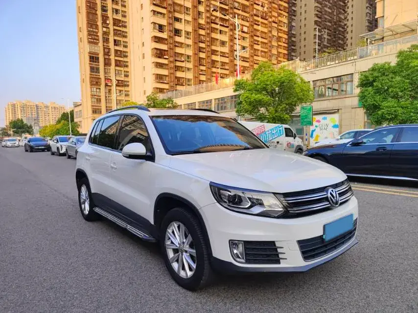 2017 VOLKSWAGEN TIGUAN thumbnail 3
