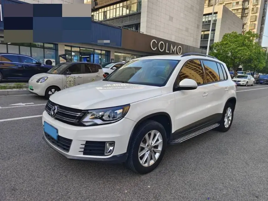 2017 VOLKSWAGEN TIGUAN view 1