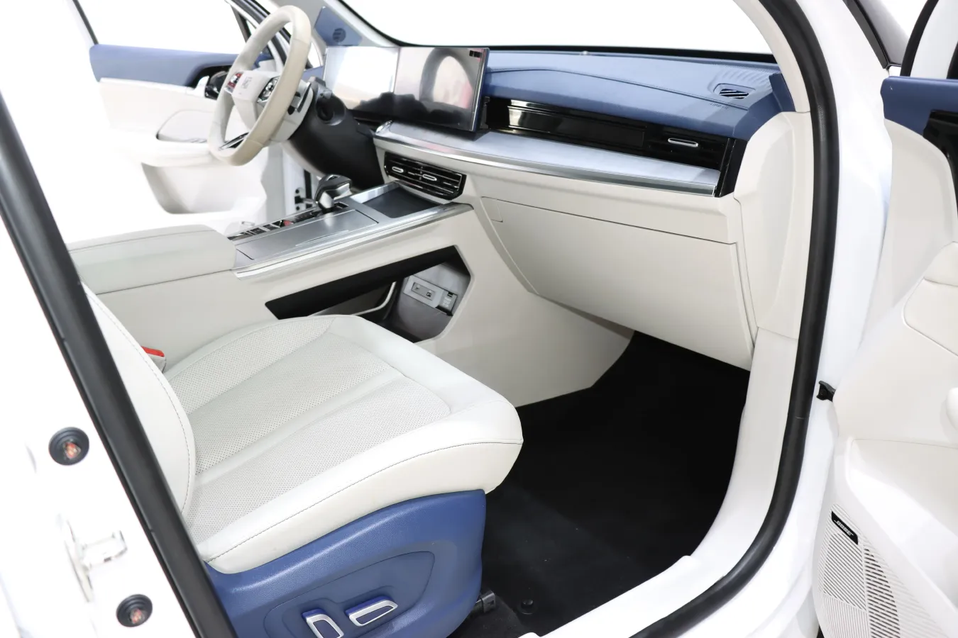 2022 Roewe Whale 2.0T 231HP L4 8AT,autocango,china used car exporter,china ev exporter,chinese used car exporter,chinese used ev exporter