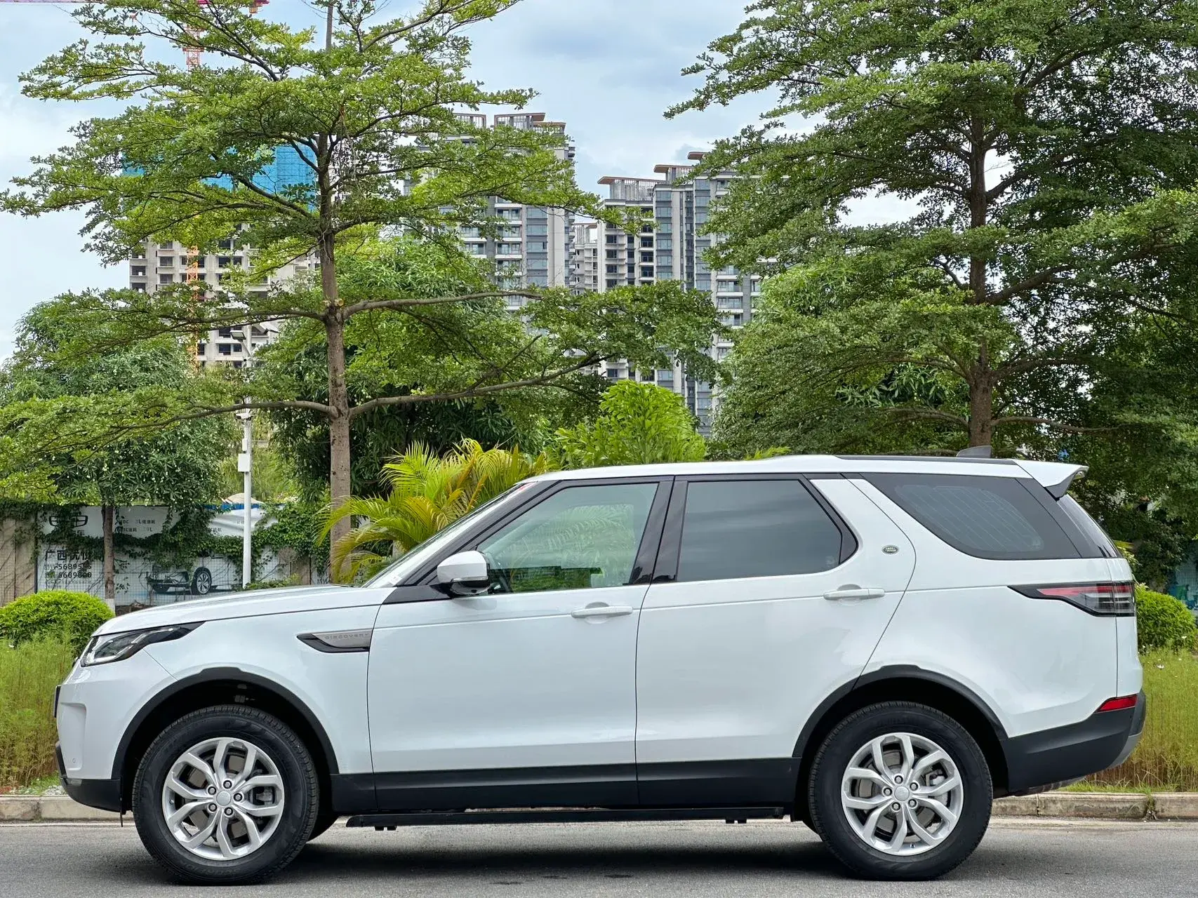 2017 LAND ROVER thumbnail 3