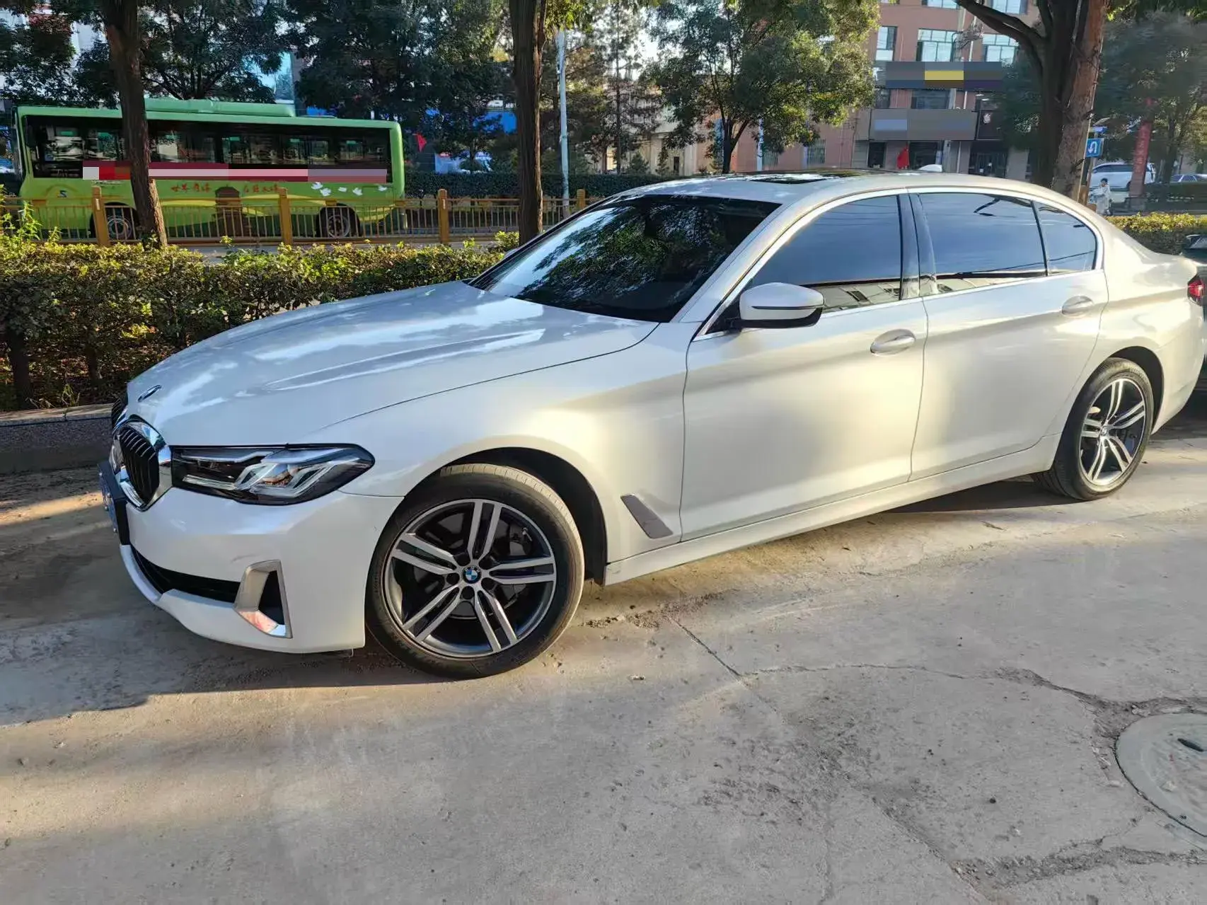 2021 BMW 5 view 1