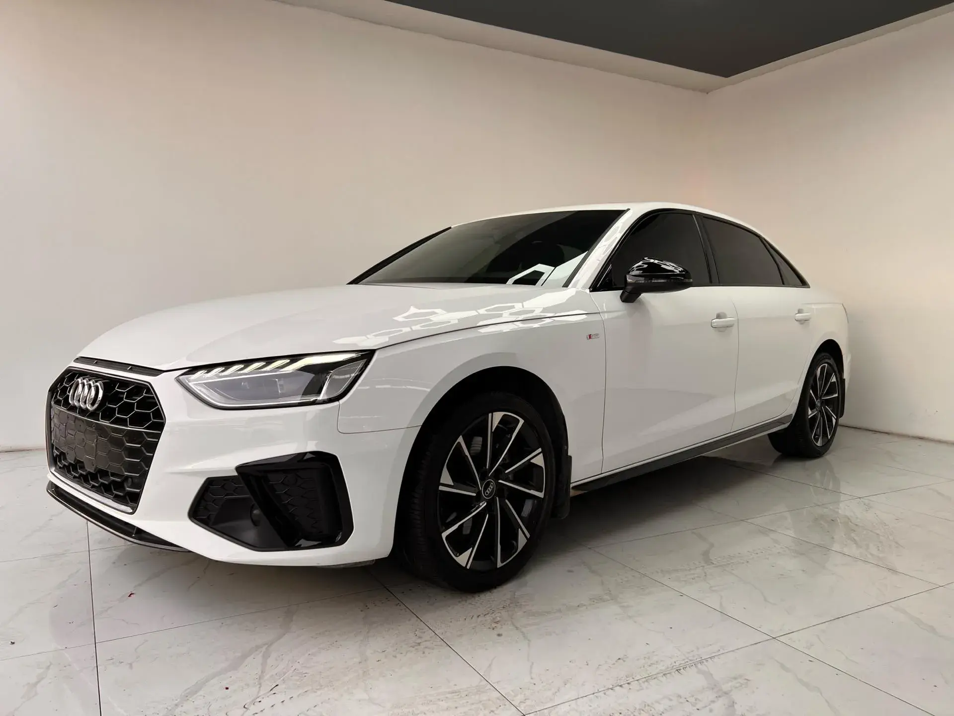 2023 AUDI A4L view 1