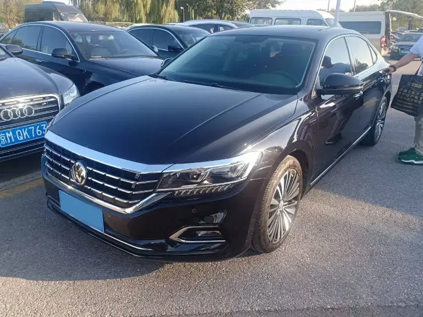 2019 VOLKSWAGEN PASSAT view 1