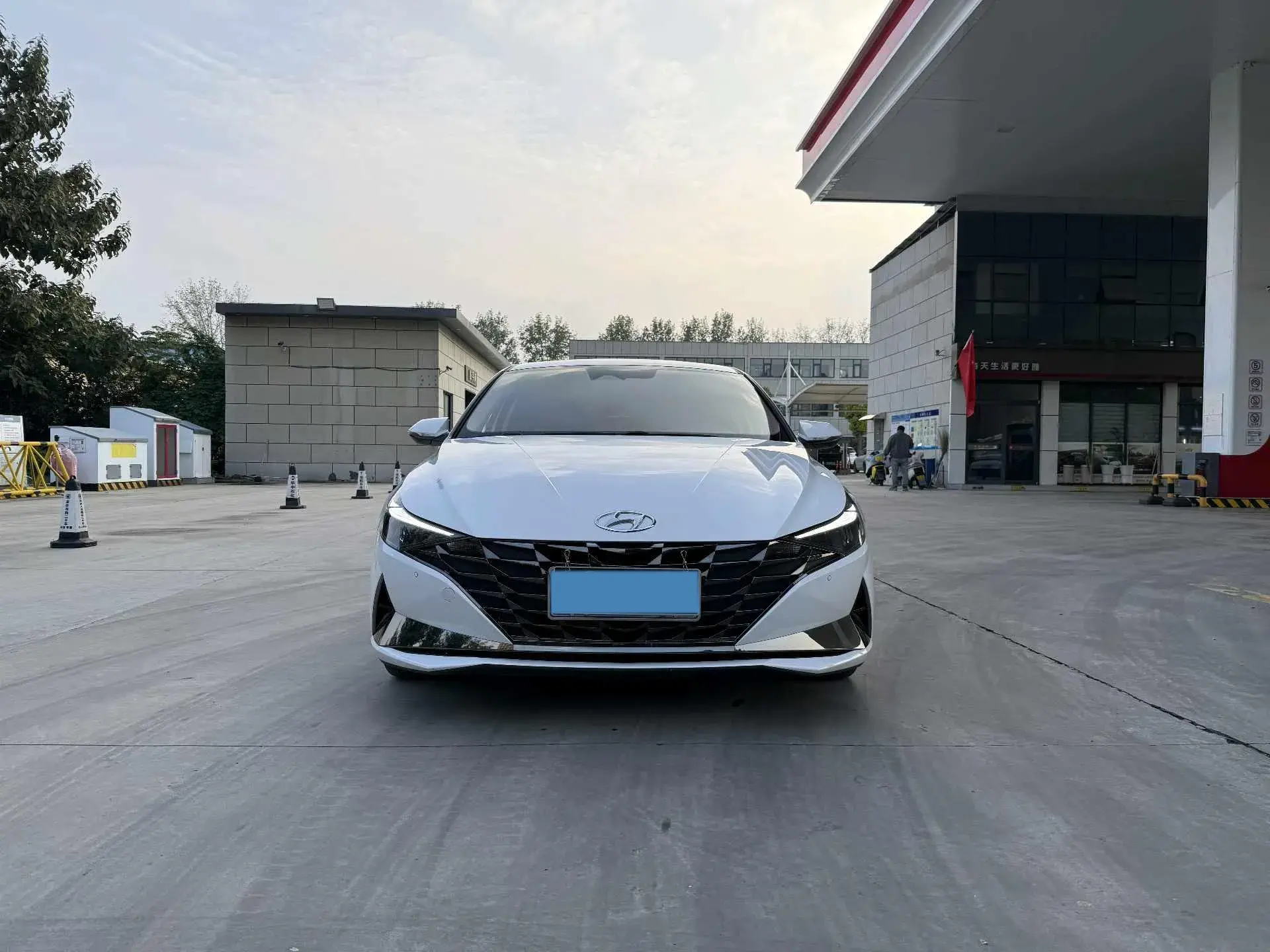 2023 HYUNDAI ELANTRA thumbnail 3