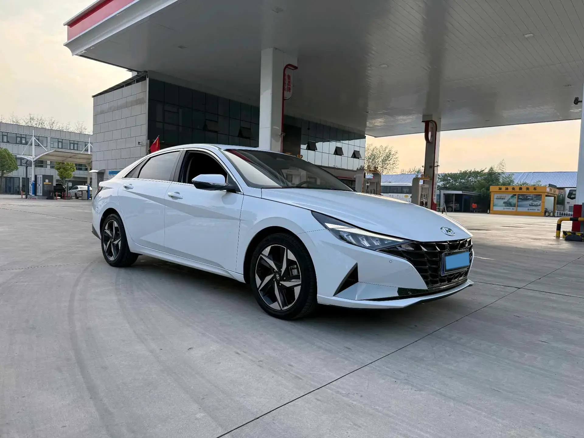 2023 HYUNDAI ELANTRA thumbnail 2