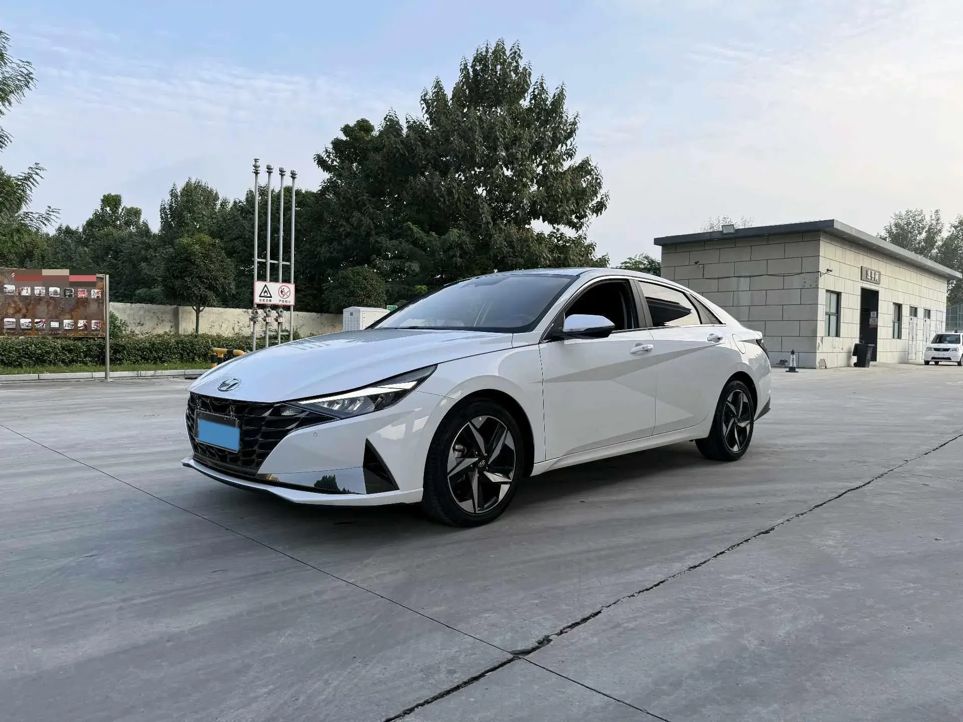 2023 HYUNDAI ELANTRA view 1