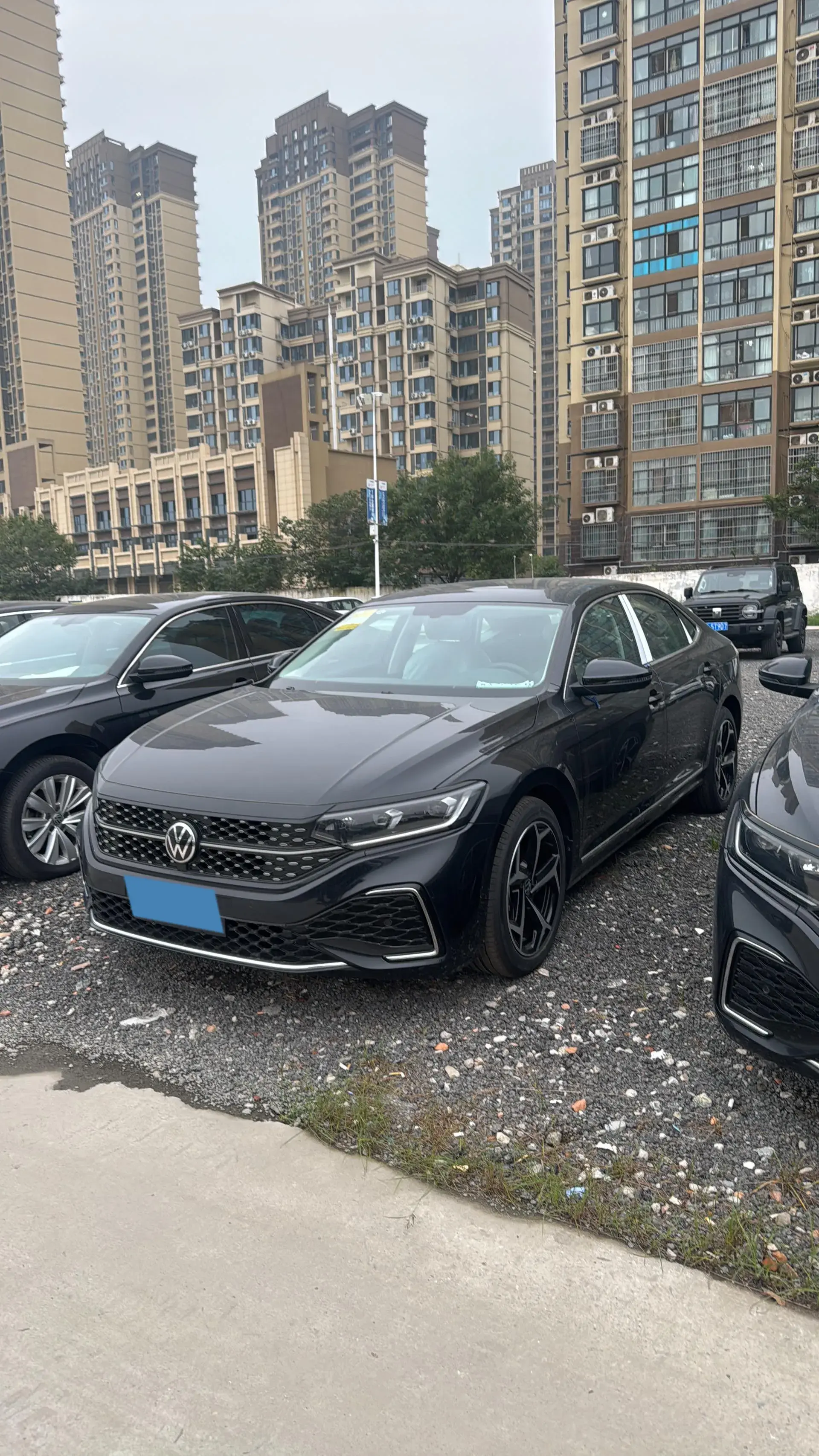 2025 VOLKSWAGEN PASSAT view 1