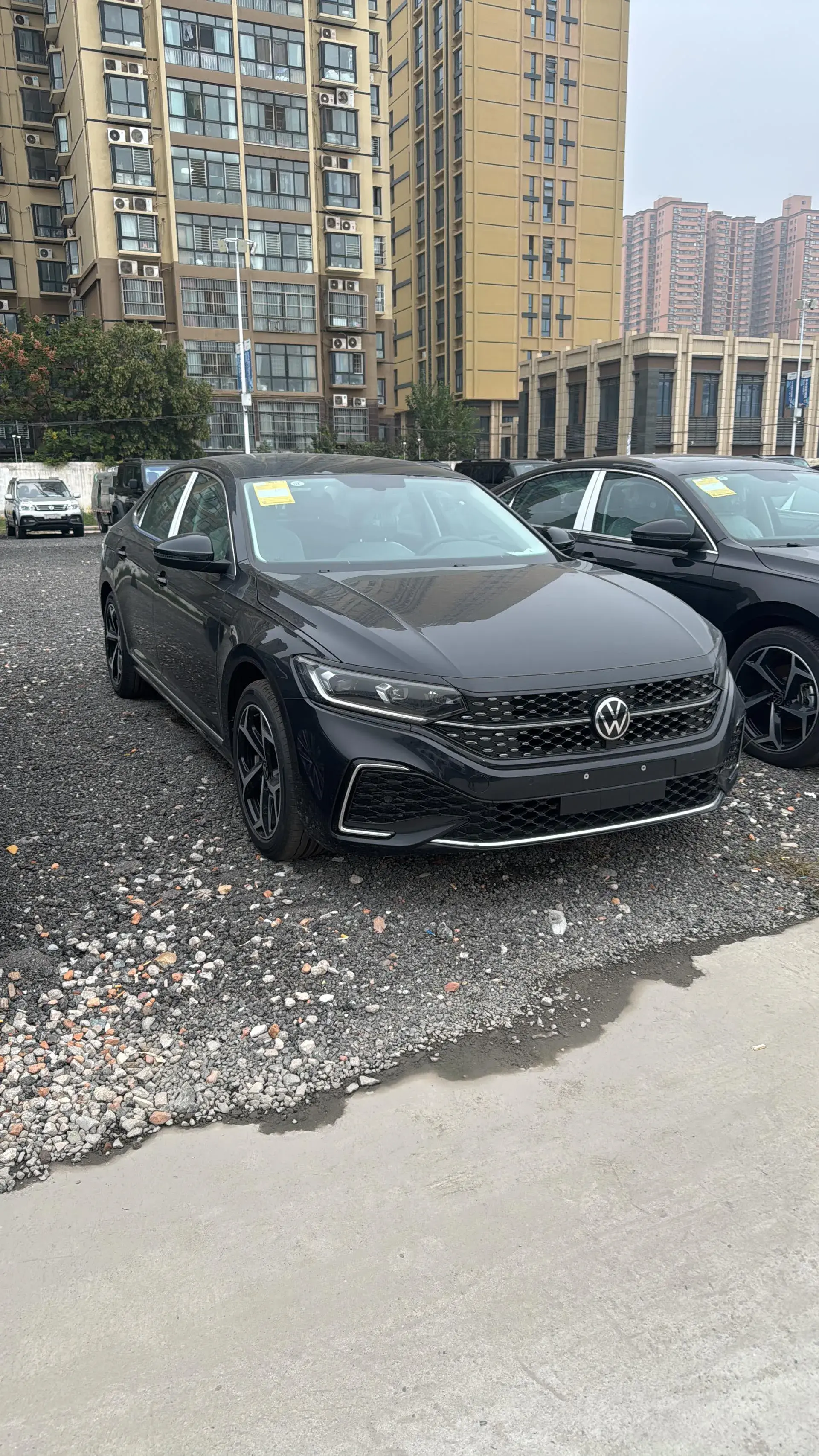 2025 VOLKSWAGEN PASSAT thumbnail 3