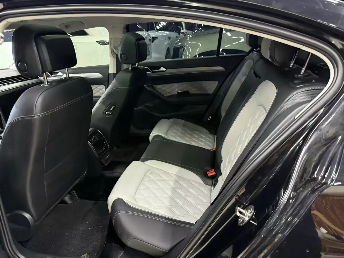 2023 VOLKSWAGEN MAGOTAN thumbnail 4