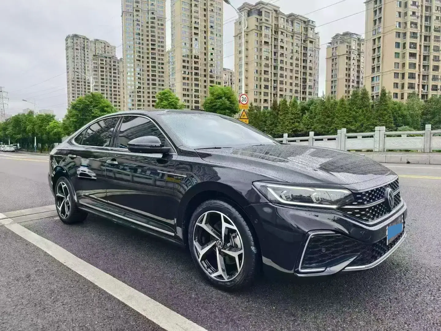 2022 VOLKSWAGEN PASSAT thumbnail 3