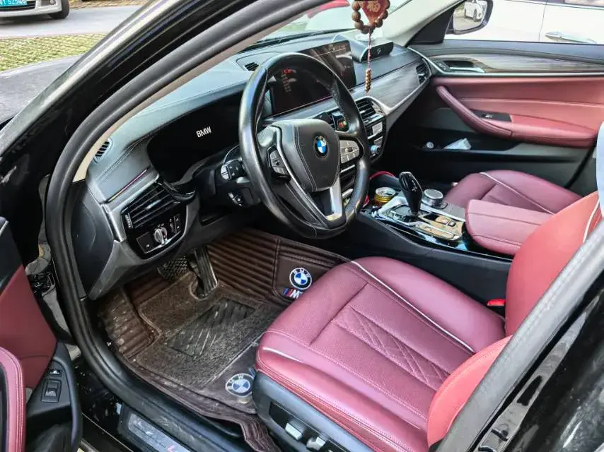 2021 BMW 5 thumbnail 4