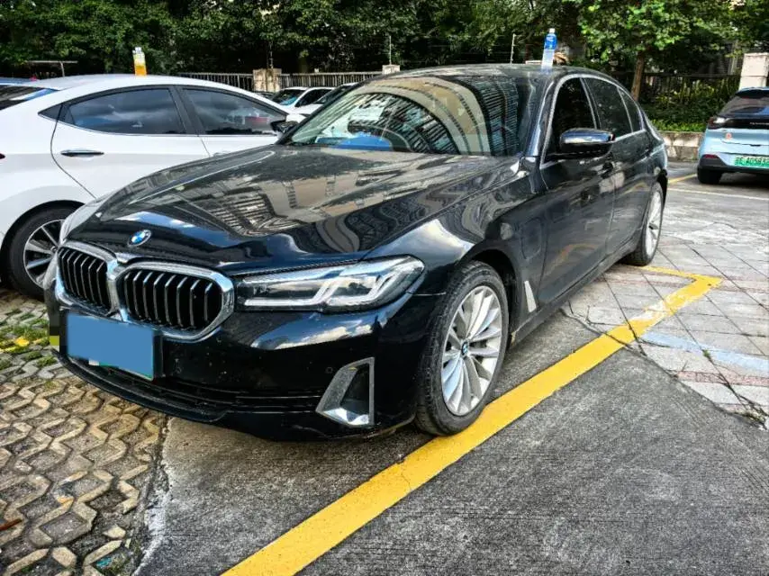 2021 BMW 5 view 1