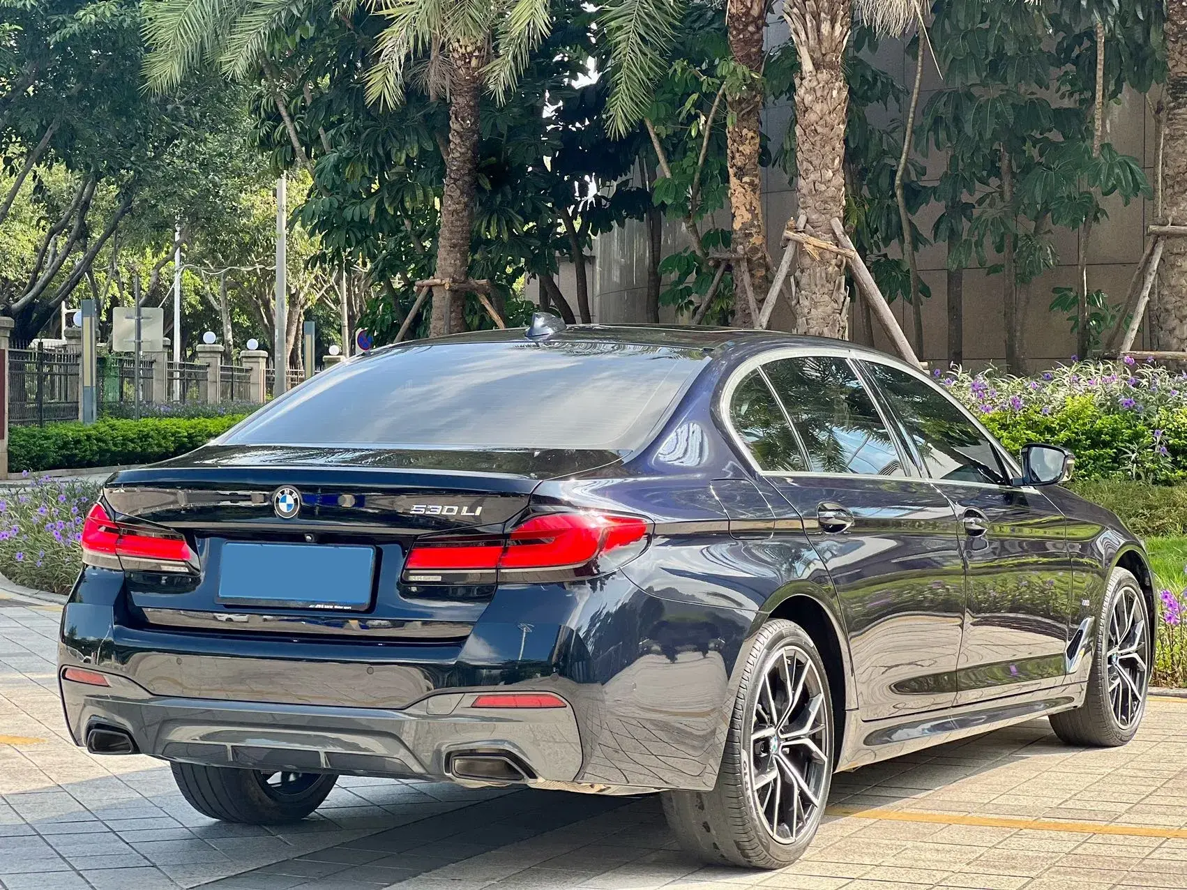 2021 BMW 5 thumbnail 4