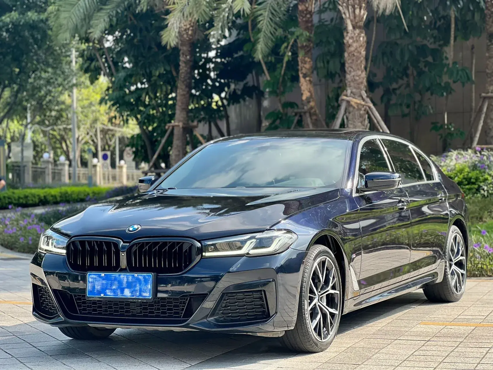2021 BMW 5 view 1