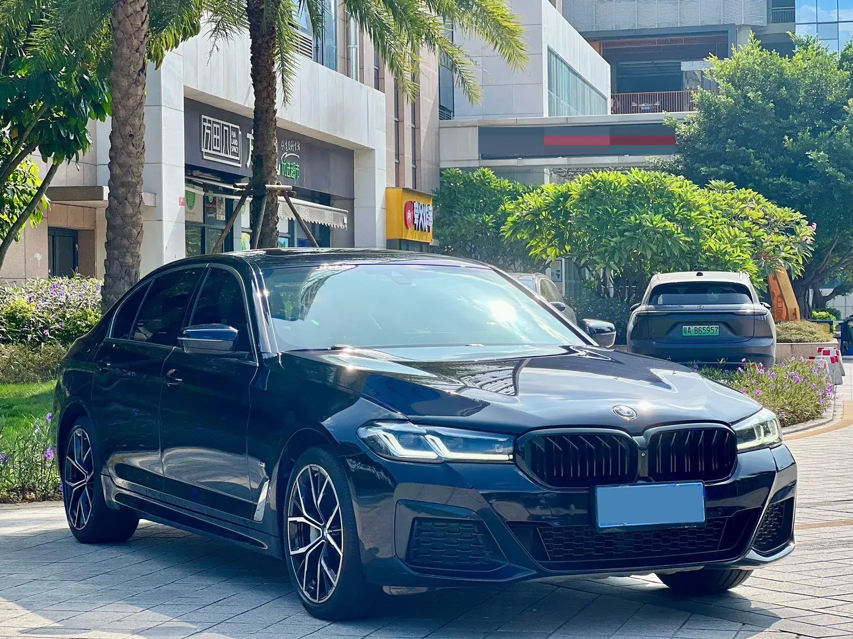 2021 BMW 5 thumbnail 3