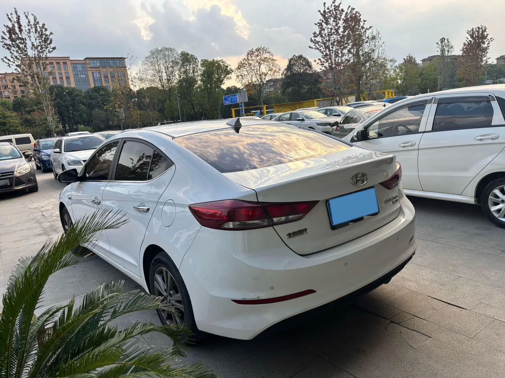 2016 HYUNDAI ELANTRA thumbnail 4