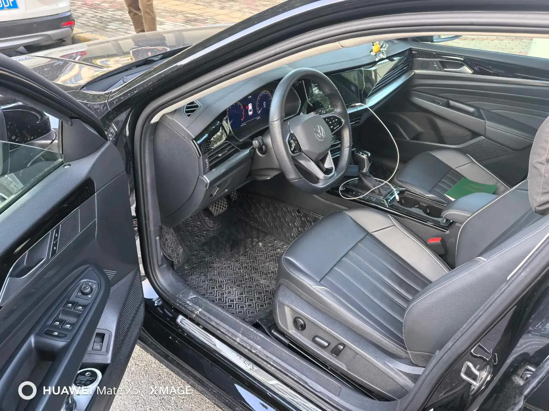 2023 VOLKSWAGEN PASSAT thumbnail 2