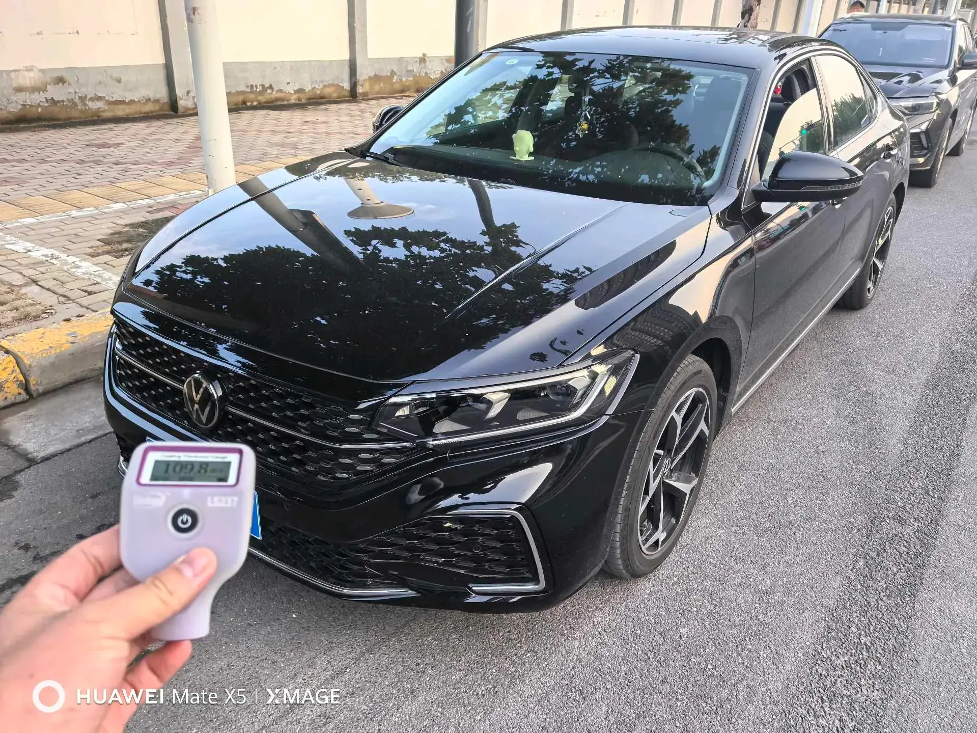 2023 VOLKSWAGEN PASSAT view 1