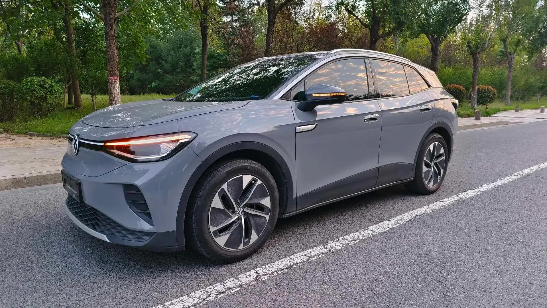 2024 VOLKSWAGEN ID.4 view 1