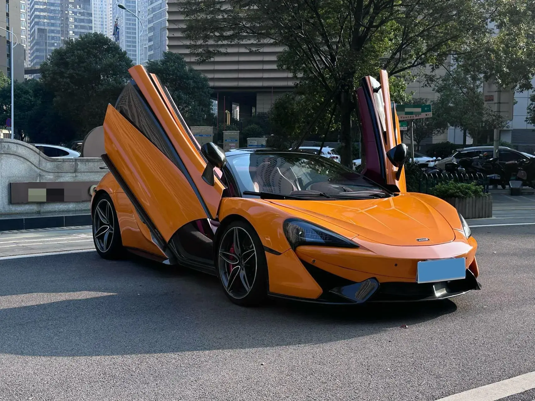 2019 MCLAREN 570 thumbnail 3