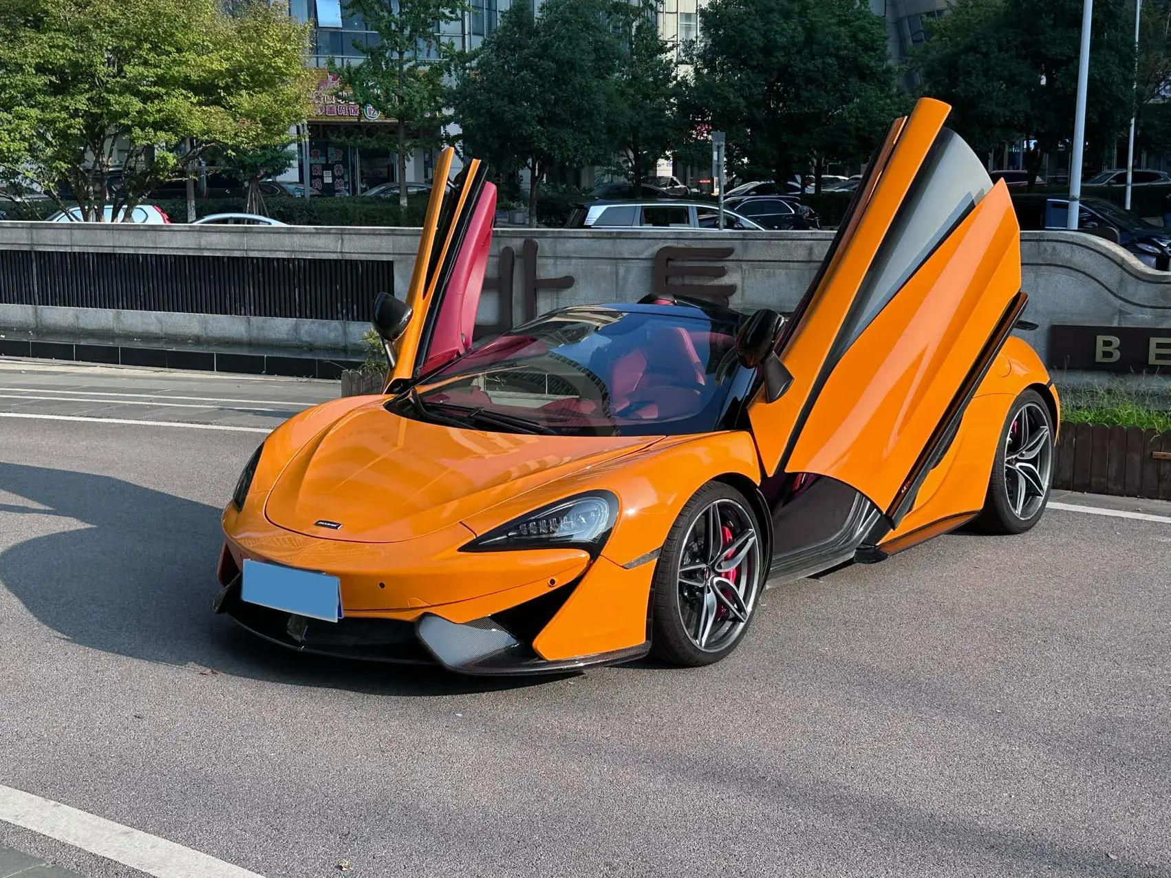 2019 MCLAREN 570 view 1