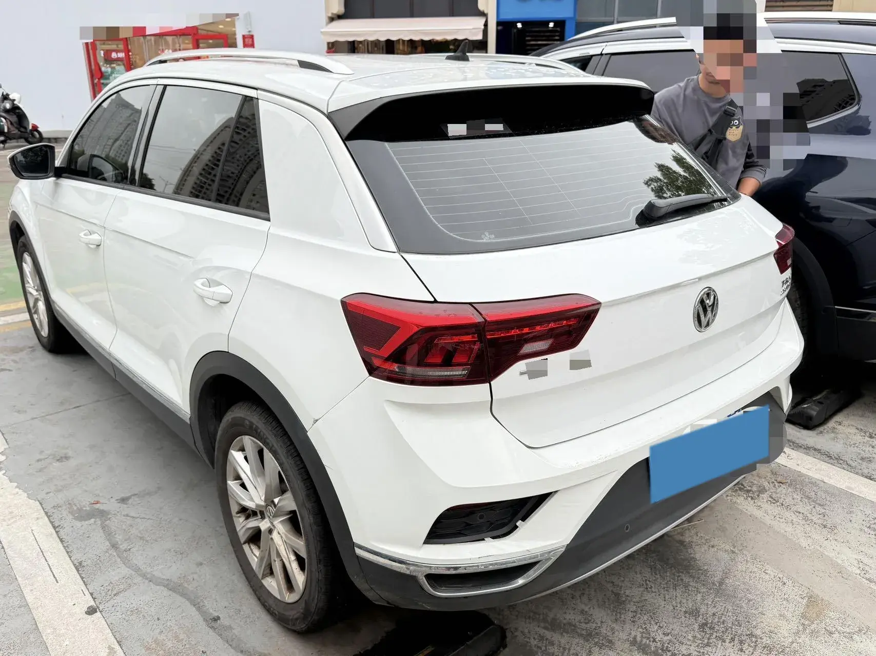 2018 VOLKSWAGEN T-ROC thumbnail 3