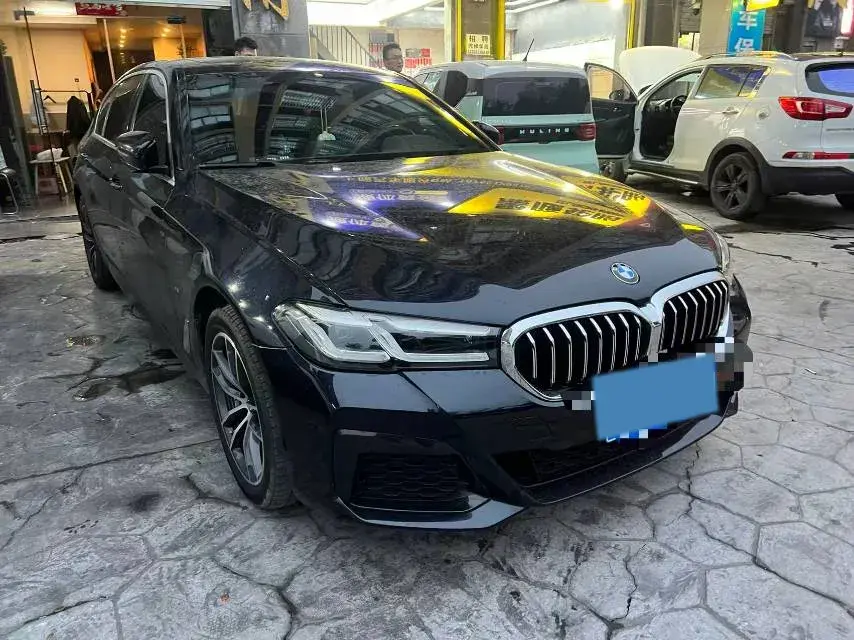 2022 BMW 5 thumbnail 2