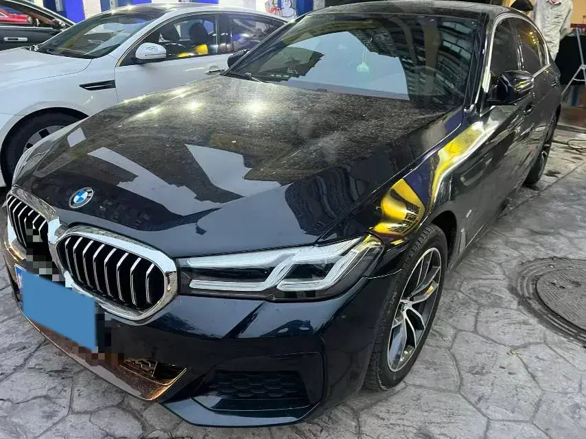 2022 BMW 5 view 1