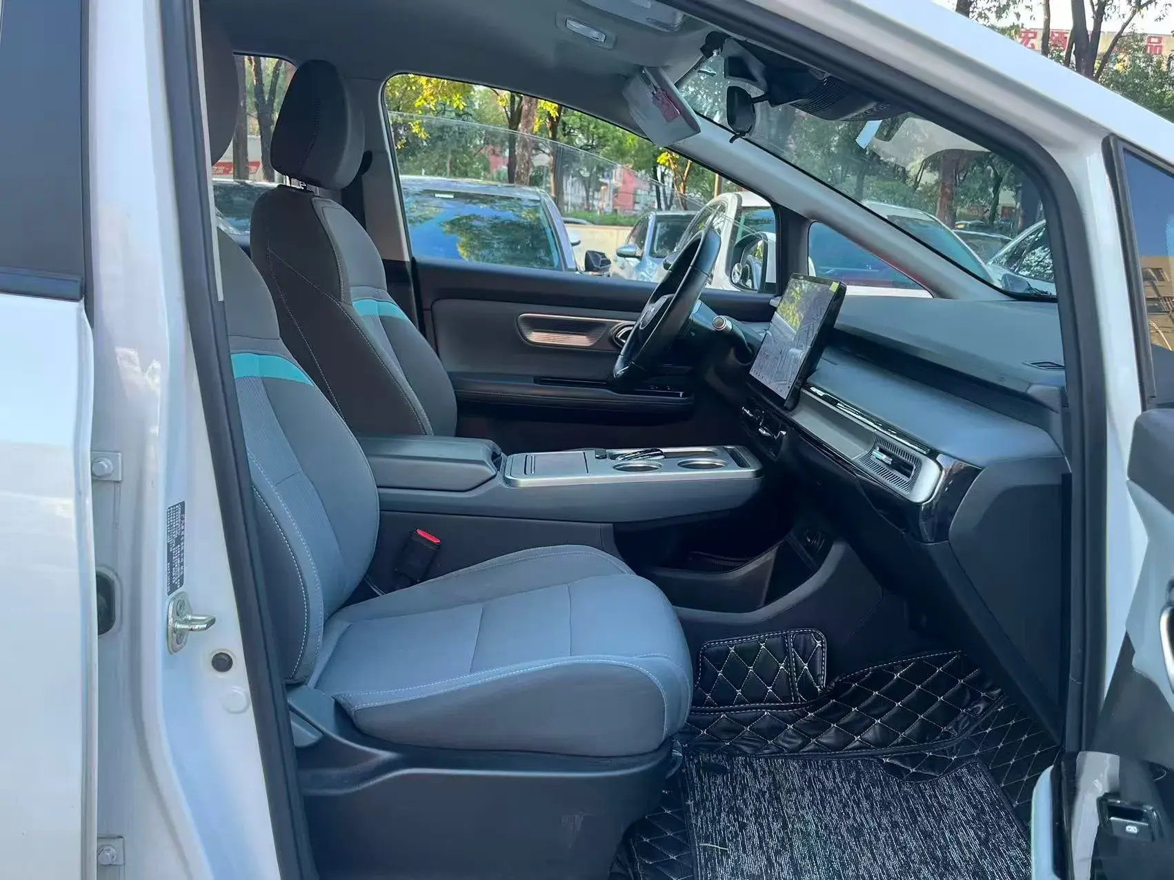 2023 AION Y thumbnail 4