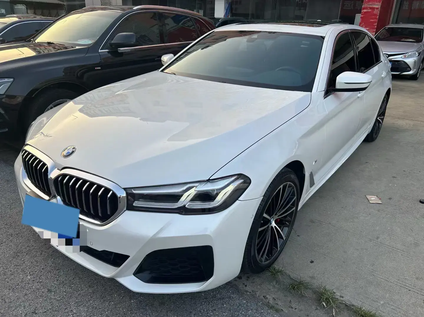 2022 BMW 5 view 1
