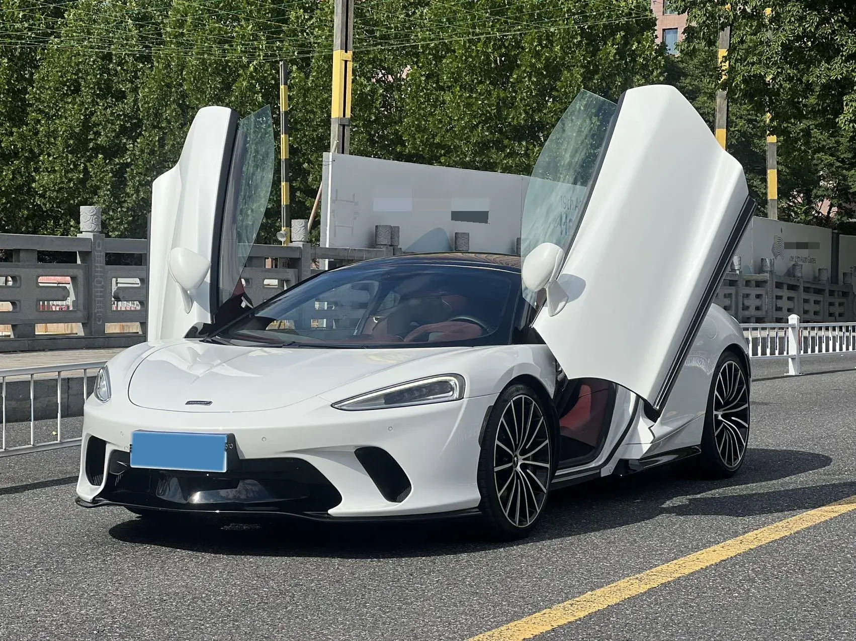 2022 MCLAREN GT view 1