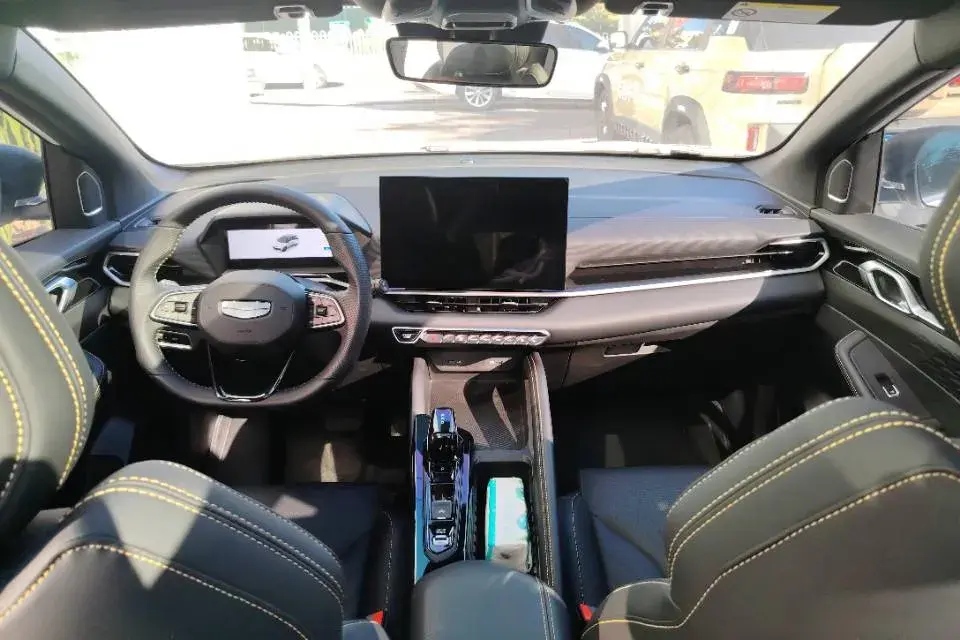 2025 GEELY COOLRAY thumbnail 4