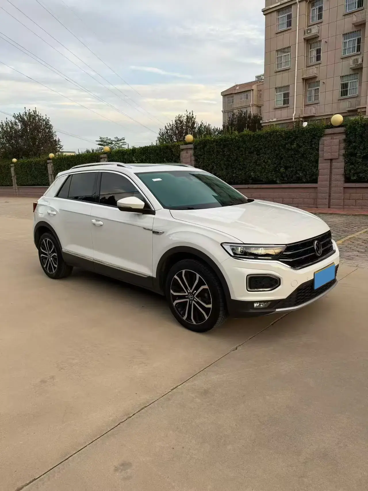 2022 VOLKSWAGEN T-ROC thumbnail 3