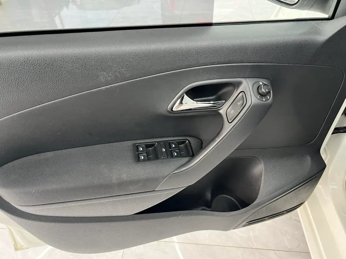 2018 VOLKSWAGEN POLO thumbnail 3