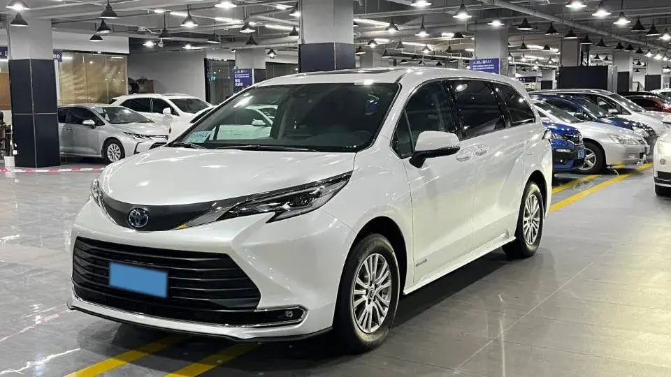 2023 TOYOTA SIENNA view 1