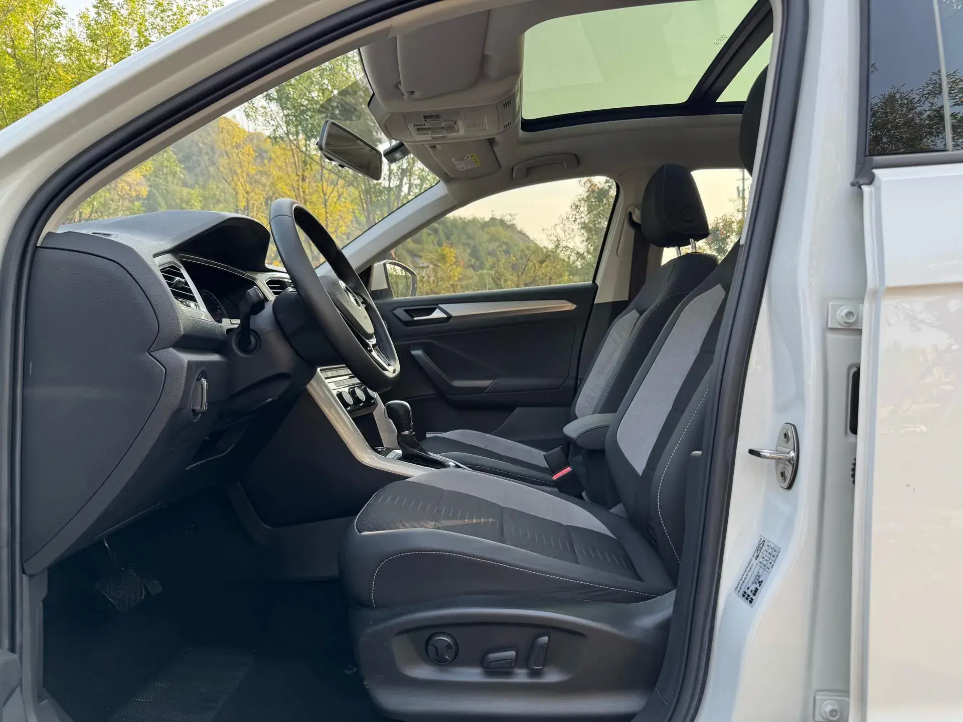 2022 VOLKSWAGEN T-ROC thumbnail 4