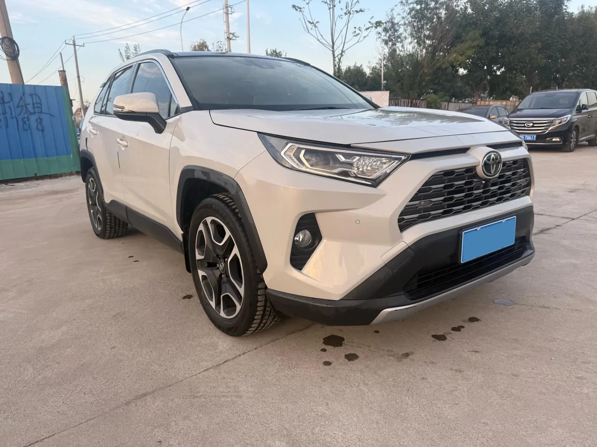 2020 TOYOTA RAV4 thumbnail 3