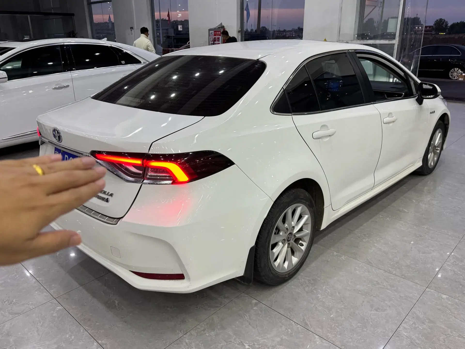 2021 TOYOTA COROLLA thumbnail 3