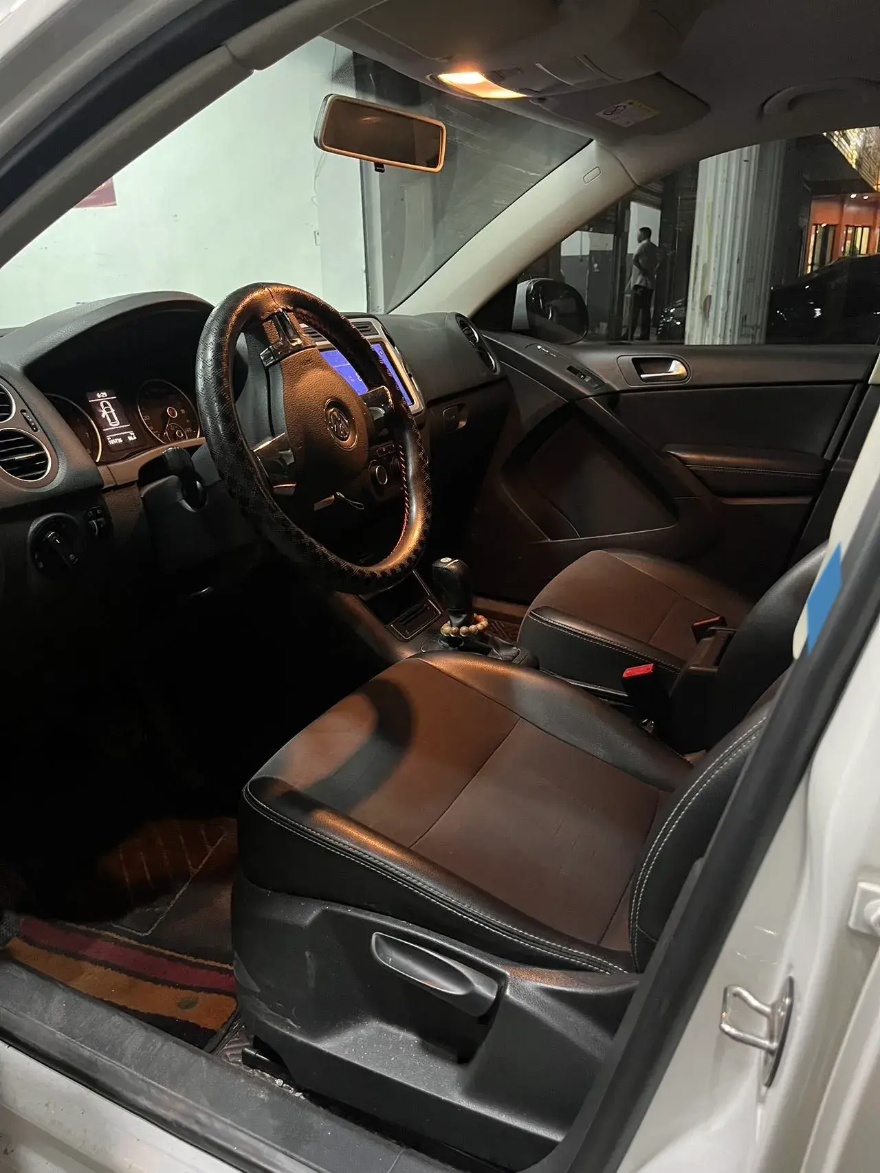 2017 VOLKSWAGEN TIGUAN thumbnail 2