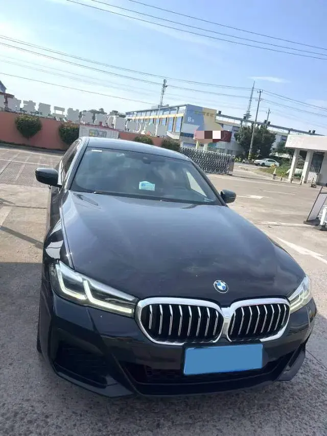 2022 BMW 5 thumbnail 2