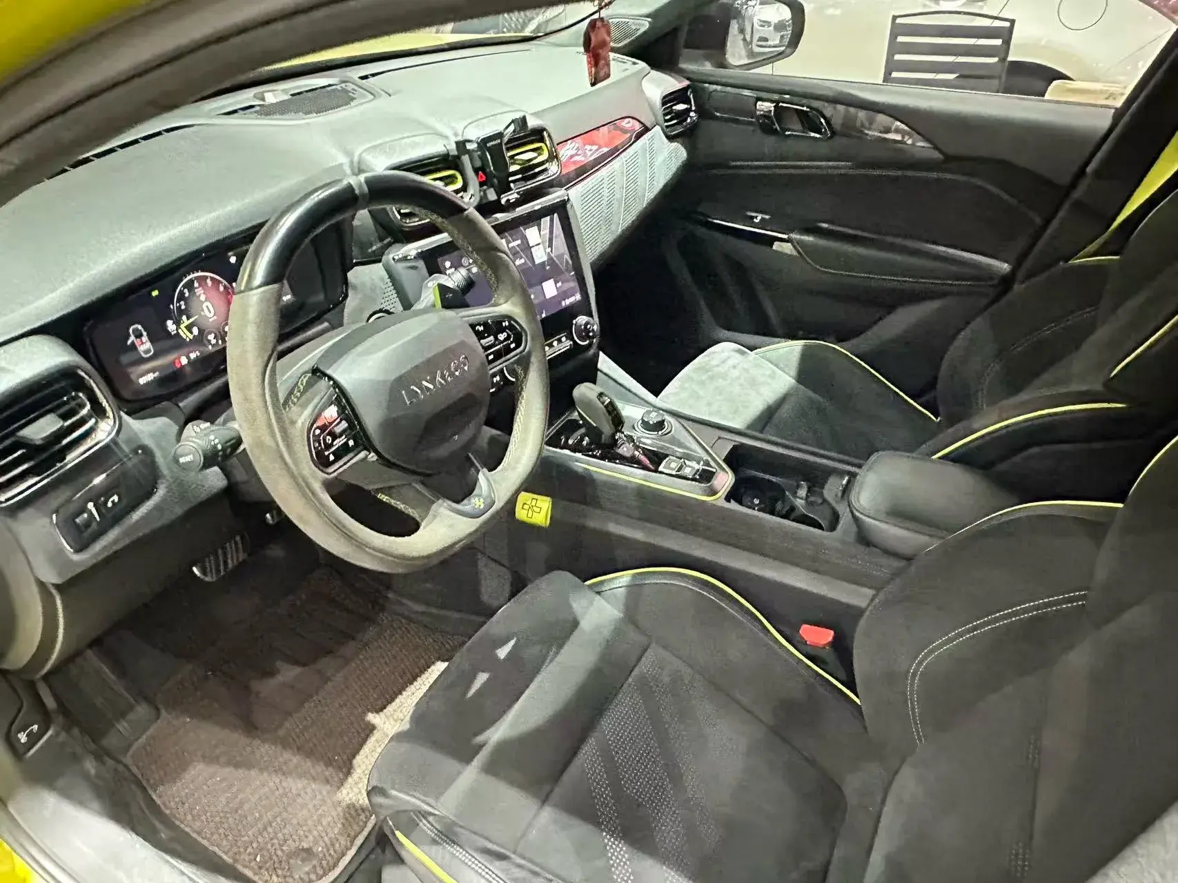 2019 LYNK&CO 03 thumbnail 4