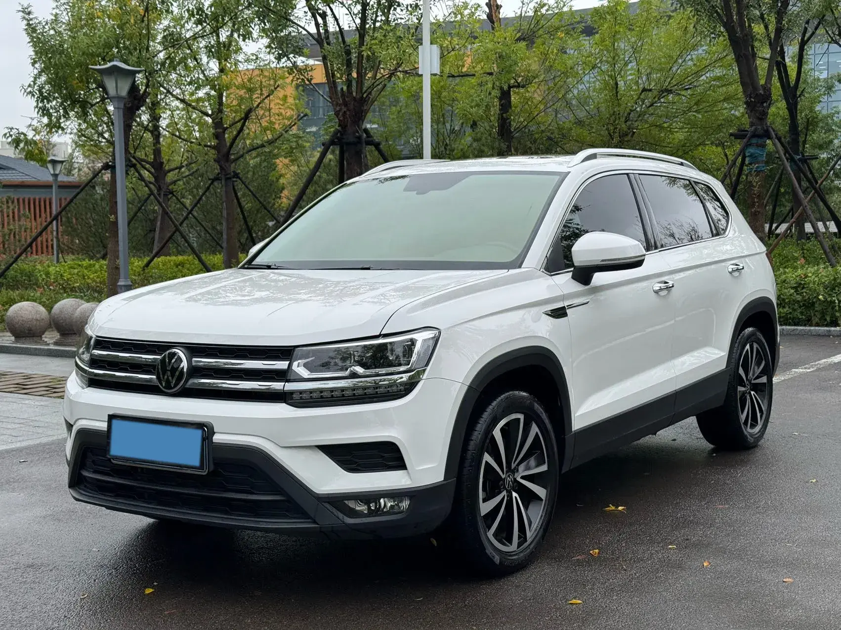 2022 VOLKSWAGEN THARU view 1