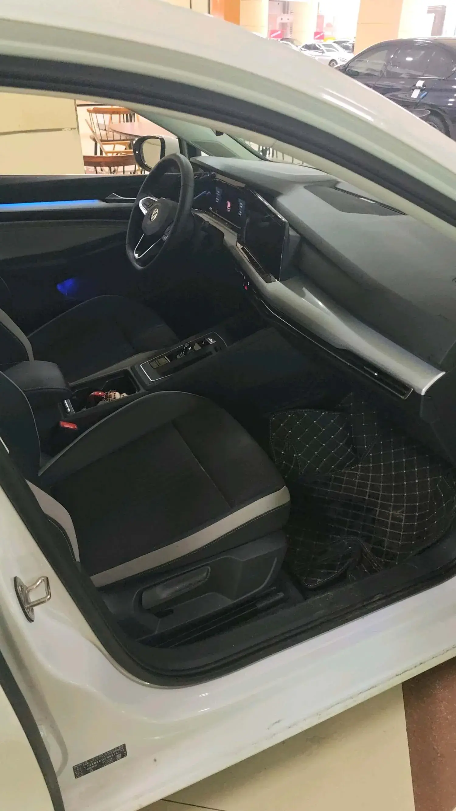 2024 VOLKSWAGEN GOLF thumbnail 3